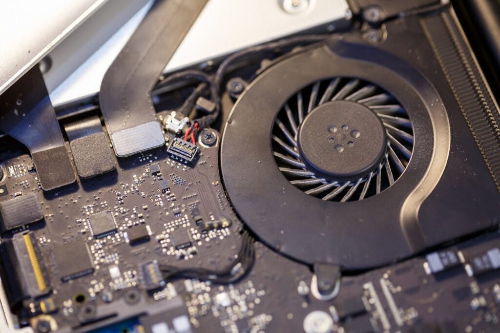 Importanța unui sistem de răcire eficient în laptopurile de gaming Ventilator și componente interne ale unui laptop de gaming, esențiale pentru răcire și performanță optimă