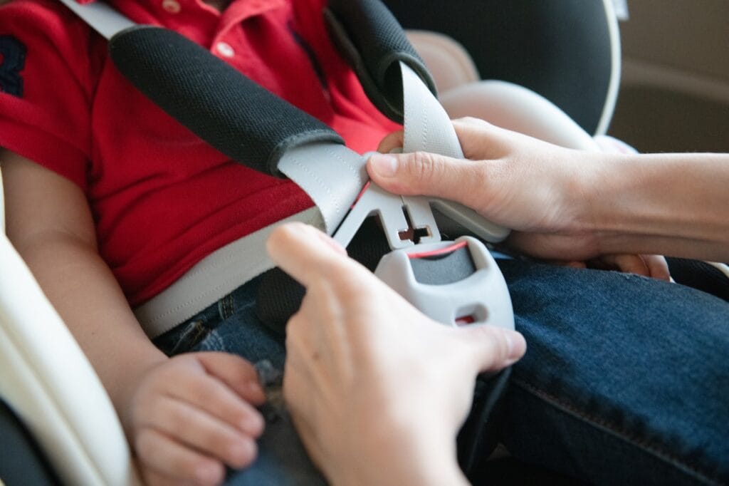 Accesorii esențiale pentru scaunele auto pentru copii Reglarea centurii de siguranță la scaunul auto pentru copii, pentru o protecție optimă.