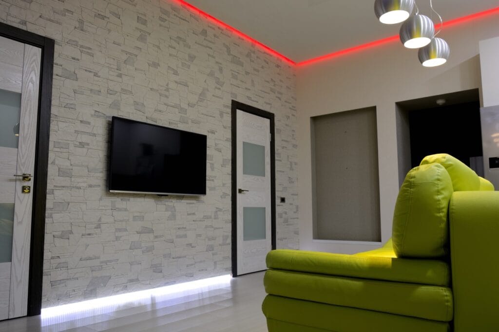 Benzile LED smart – combinația ideală între estetică și eficiență Living modern cu iluminat LED inteligent și benzi luminoase RGB reglabile.