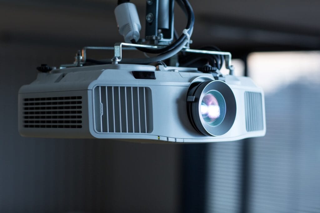 Videoproiector 4K montat pe tavan, oferind imagini clare și detaliate.