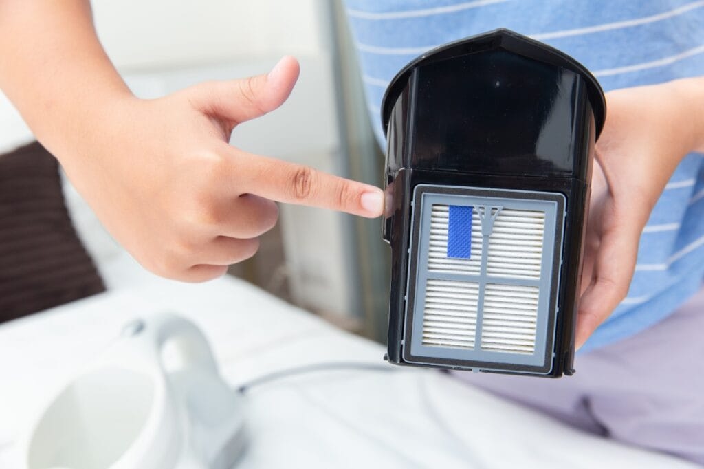 Când și de ce trebuie să schimbi filtrul aspiratorului Cum să schimbi filtrul HEPA al aspiratorului – ghid de întreținere și înlocuire.