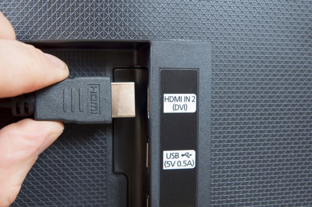 Conectarea unui cablu HDMI la un televizor – Importanța standardului HDMI 2.1 Cablu HDMI conectat la un televizor cu port HDMI 2.1 – avantajele HDMI 2.1 în gaming și filme 8K.