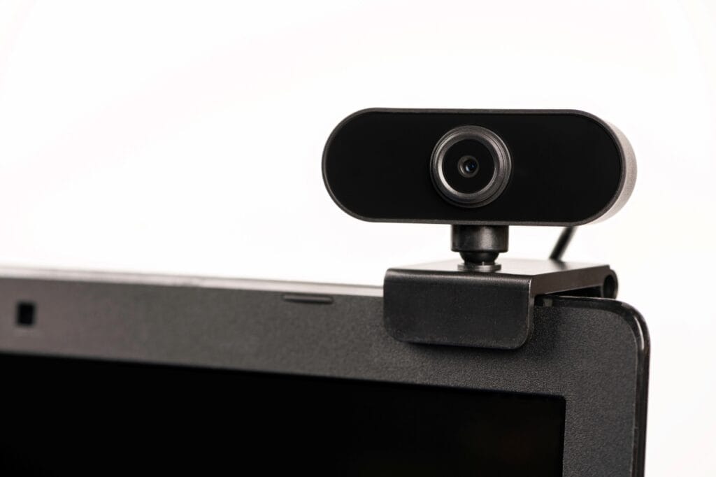 Setarea corectă a camerei web pentru o imagine clară și profesională Webcam montat pe un laptop, poziționat la nivelul ochilor pentru o transmisie clară