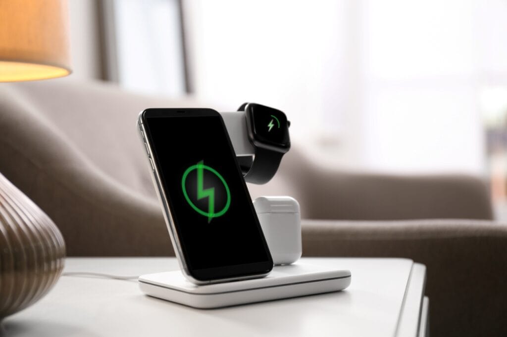 Încărcare wireless pentru telefon, smartwatch și căști – Compatibilitate și eficiență Încărcător wireless 3 în 1 pentru smartphone, smartwatch și căști, compatibil cu standardul Qi.