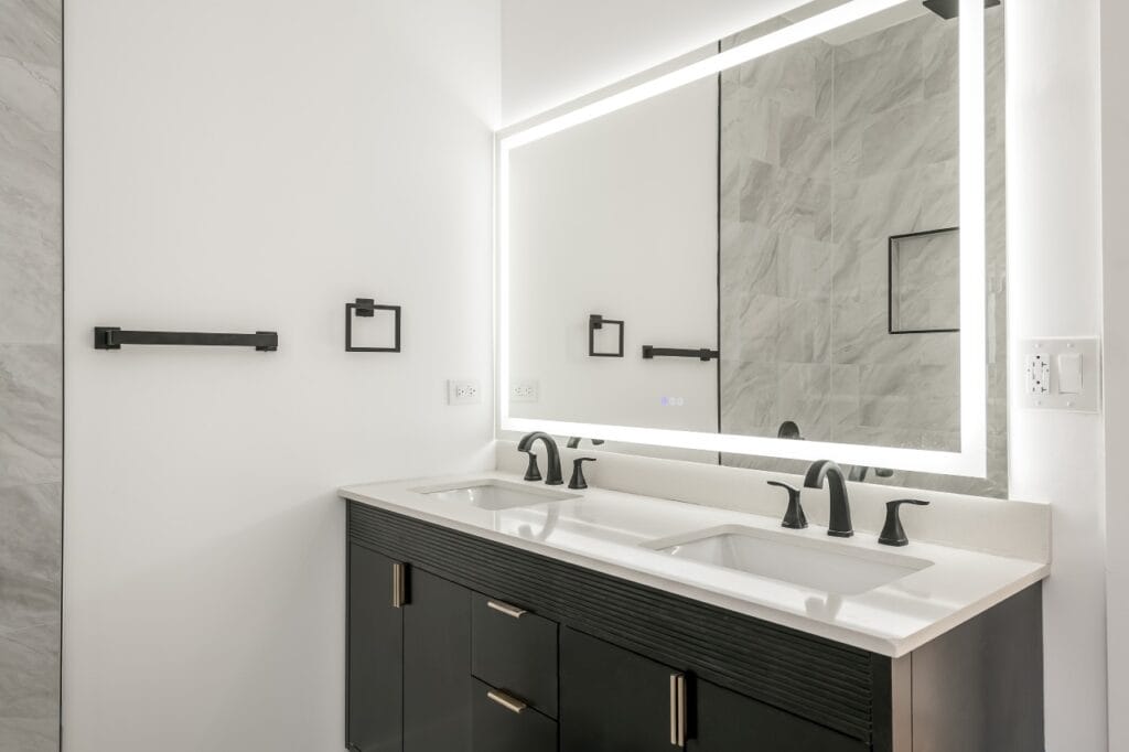 Oglindă LED modernă montată într-o baie elegantă