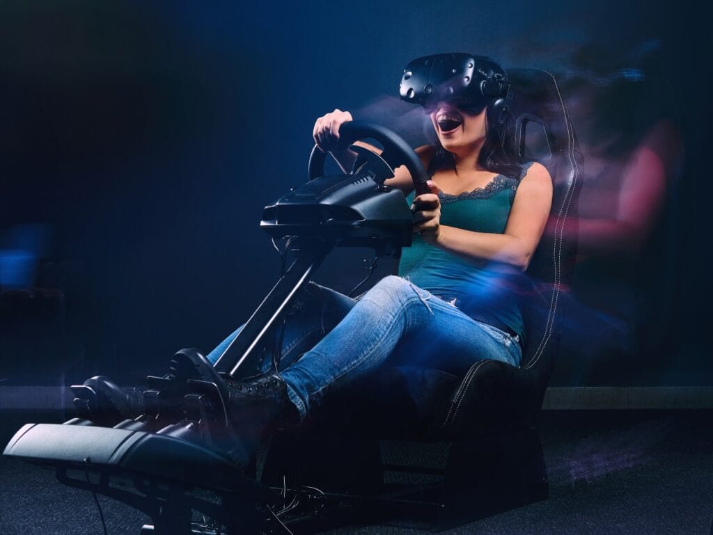 Sim Racing în VR: Cum să Alegi Volanul Potrivit pentru o Experiență Imersivă Joc de curse VR cu volan și pedale, oferind o experiență autentică de pilotaj pe circuit.