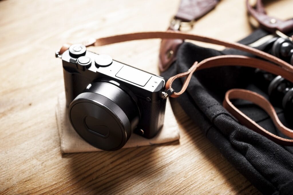 Cum să alegi un mirrorless perfect pentru explorări foto Cameră foto mirrorless ușoară, potrivită pentru fotografia de călătorie.