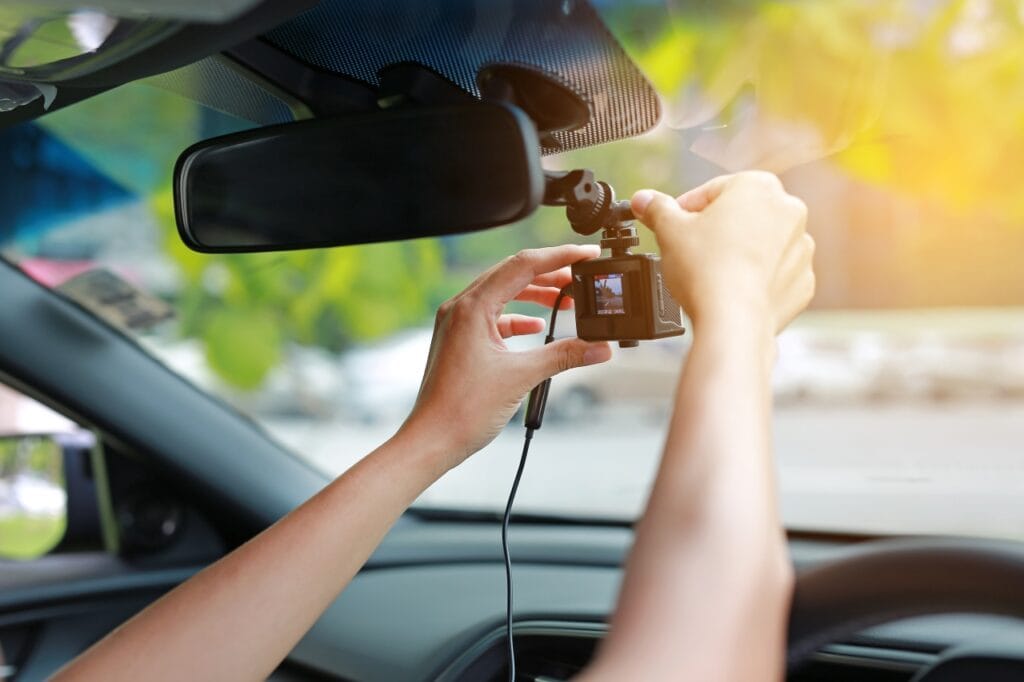 Cum să instalezi corect o cameră auto pentru înregistrări clare și sigure Instalarea camerei auto: Sfaturi pentru o poziționare optimă