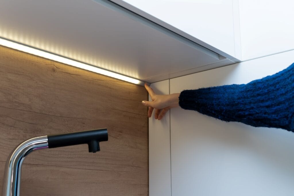 Întreținerea corectă a benzilor LED pentru o durată de viață maximă Banda LED instalată sub mobilier de bucătărie, iluminare eficientă și sfaturi pentru prevenirea uzurii premature.