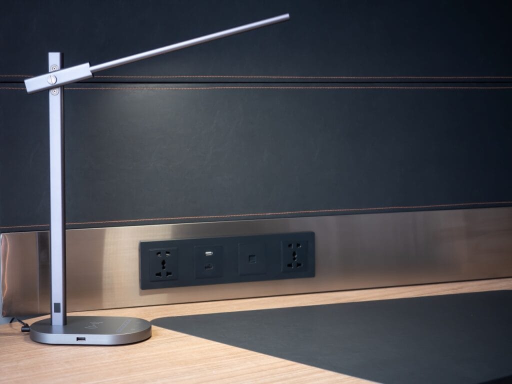 Lampă de birou modernă cu design minimalist și funcții inteligente Lampă de birou minimalistă, cu iluminare LED și funcții smart, ideală pentru birouri moderne.