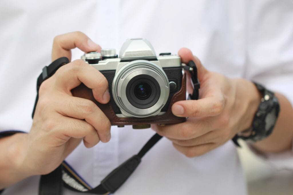 Aparat foto mirrorless cu senzor APS-C – Echilibrul perfect între calitate și portabilitate Aparat mirrorless cu senzor mare, esențial pentru claritate și performanță în lumină slabă.