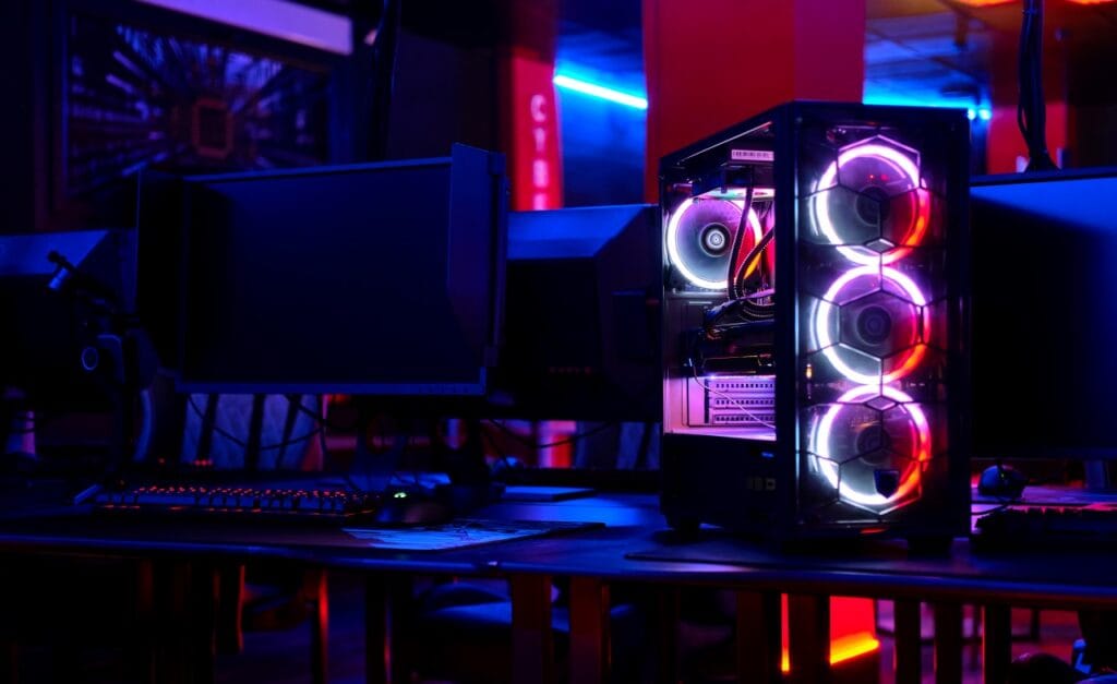 Răcirea eficientă în PC-urile de gaming – De ce este esențială? PC de gaming cu iluminare RGB și sistem de răcire avansat, asigurând temperaturi optime pentru performanță maximă.