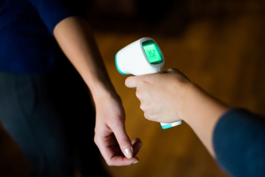Măsurarea temperaturii fără contact utilizând un dispozitiv digital precis și rapid.