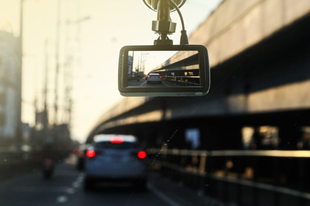 Cum influențează unghiul de vizualizare eficiența unei camere auto? Imagine cu cameră auto în funcțiune, surprinzând traficul – alegerea unghiului potrivit pentru siguranță.