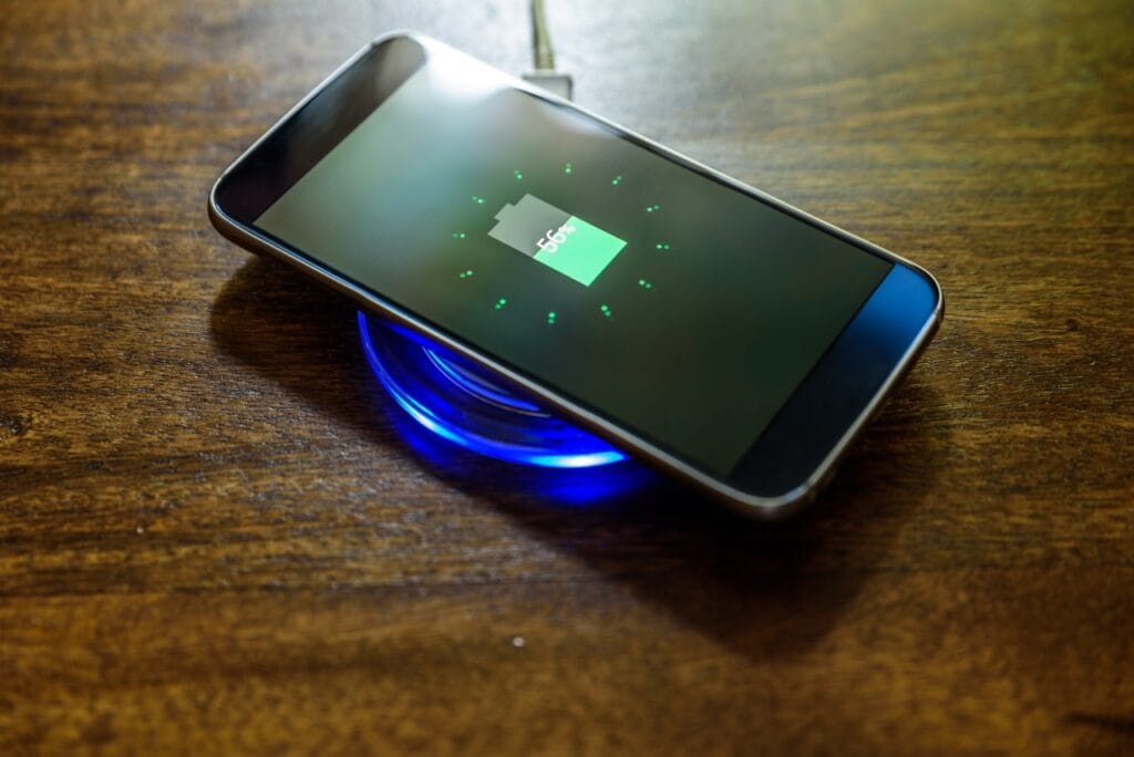 Încărcarea wireless și durata de viață a bateriei – Ce trebuie să știi Smartphone pe încărcător wireless cu LED, recomandări pentru protecția bateriei.