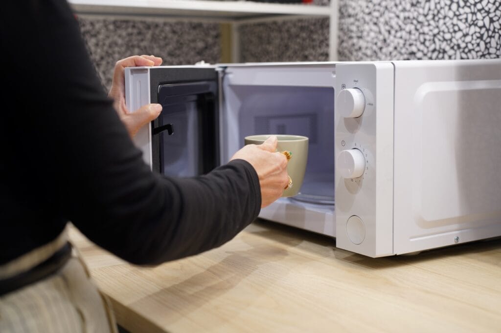 Alege vasele potrivite pentru microunde – Evită riscurile și folosește materiale sigure! Materiale compatibile cu microundele – evită metalul, plasticul nesigur și cartonul