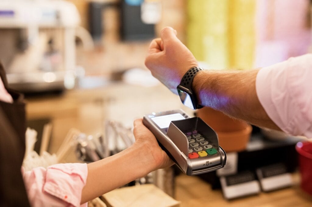Plăți rapide și sigure cu smartwatch-ul – Contactless direct de la încheietura mâinii! Plată NFC realizată cu un smartwatch modern, înlocuind cardul bancar.