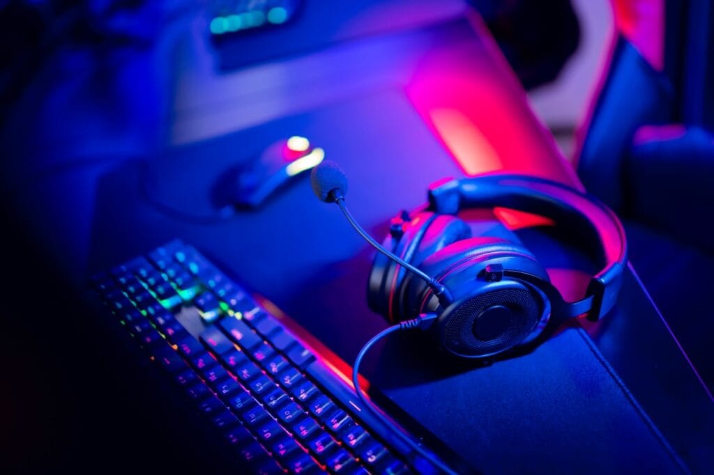 Căști gaming cu microfon noise-cancelling – cheia unei comunicări clare Setup de gaming modern cu căști profesionale și microfon cu reducere a zgomotului de fundal.