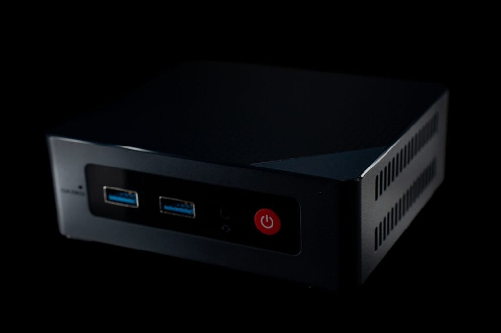 Mini PC silențios – răcire optimă, zgomot minim Mini PC silențios cu ventilatoare mici și carcasă bine ventilată, ideal pentru utilizare discretă.
