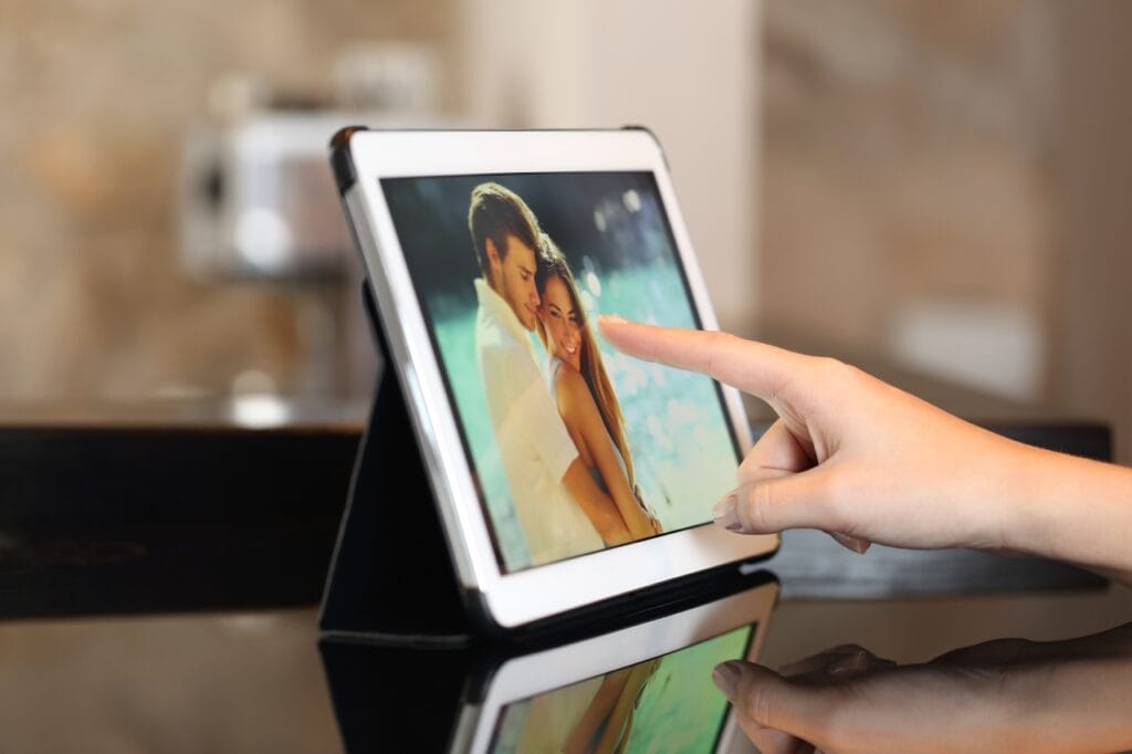 Suportul reglabil face diferența în confortul tău Tabletă sprijinită pe husă cu suport reglabil, folosită pentru vizionare și interacțiune tactilă