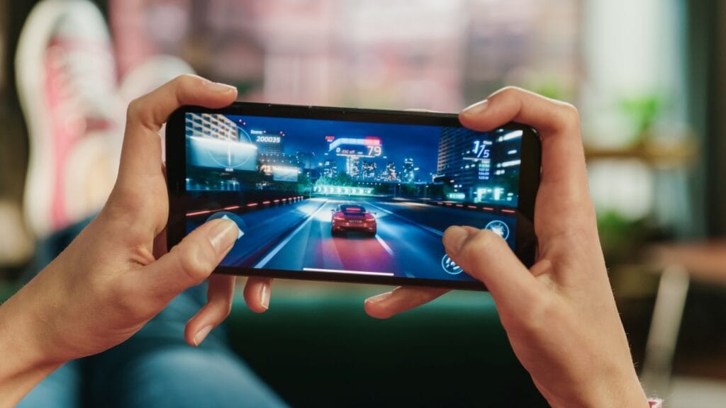Culori vibrante și contrast perfect cu un ecran AMOLED Gameplay racing pe telefon cu ecran AMOLED, afișând culori vibrante și contrast ridicat în gaming mobil