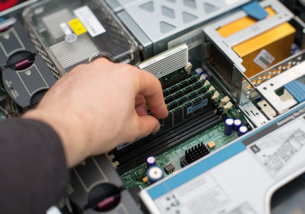 Instalare RAM pe placă de bază – frecvență vs latență în performanța PC-ului.