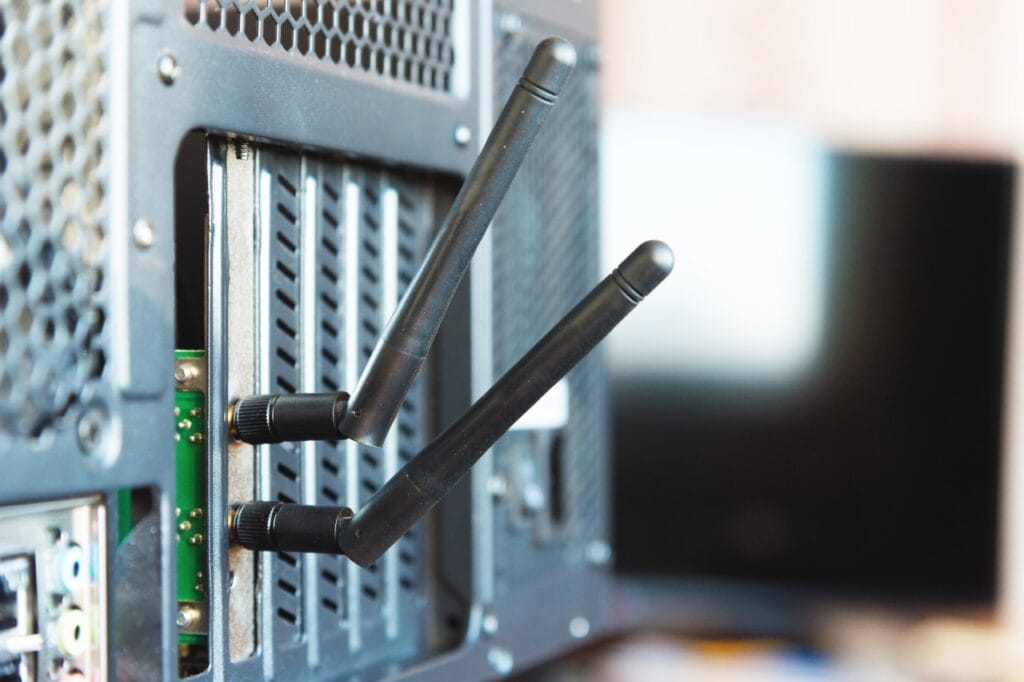 Placă de rețea wireless PCIe cu antene instalată într-un desktop modern – compatibilitate cu Windows, Linux și macOS