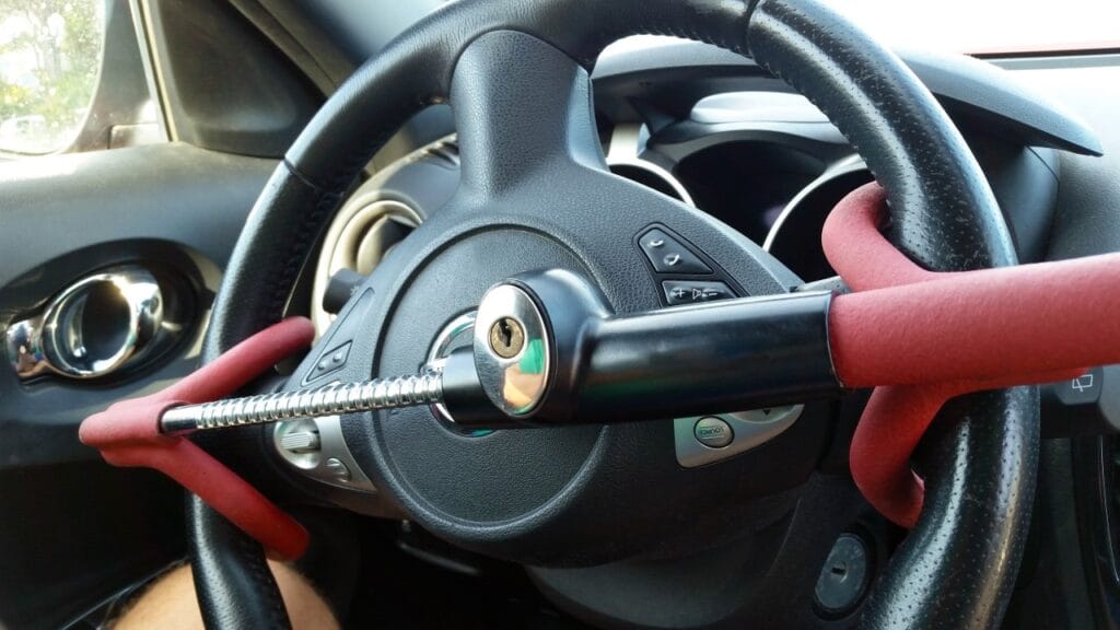 Sistem antifurt volan auto – blocator mecanic eficient Antifurt auto pentru volan, blocator metalic montat pentru prevenirea furtului de mașină