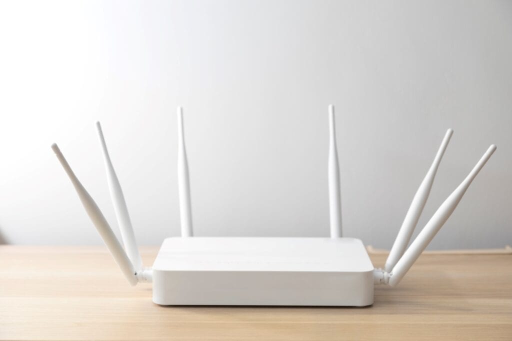 Dispozitiv router Wi-Fi alb cu patru antene externe, ideal pentru internet rapid și stabil în toată casa.