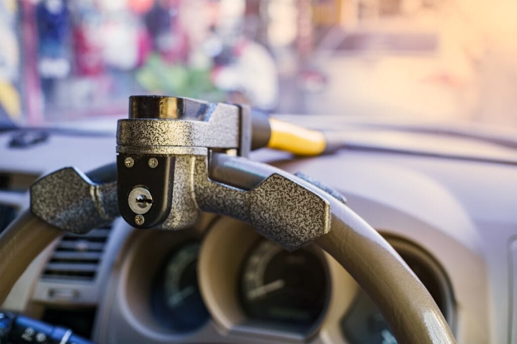Economisește la asigurarea auto cu un simplu antifurt de volan Dispozitiv antifurt metalic montat pe volanul unei mașini, contribuind la reducerea prețului asigurării auto