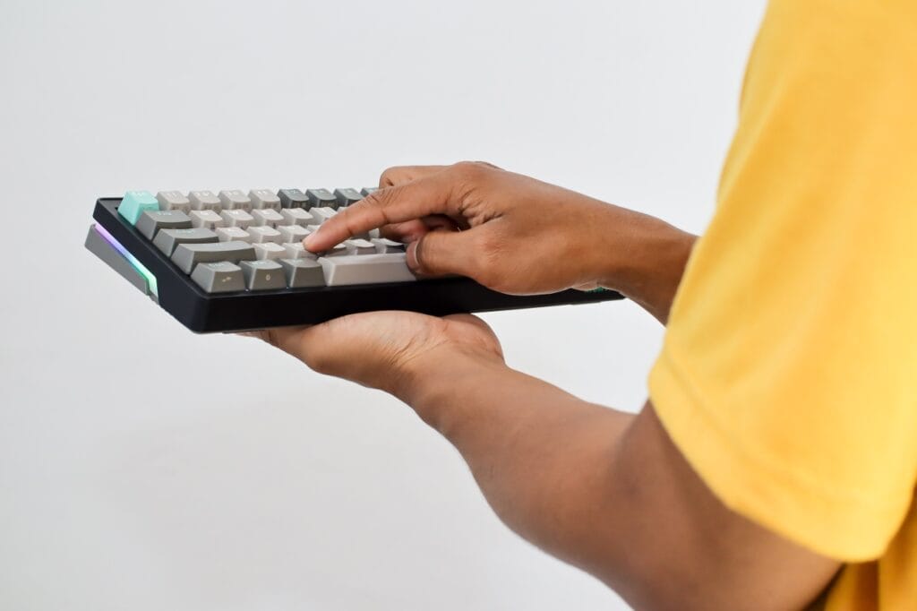 Cum alegi switch-urile ideale pentru tastatura mecanică Persoană testând tastatură mecanică pentru a alege switch-urile potrivite