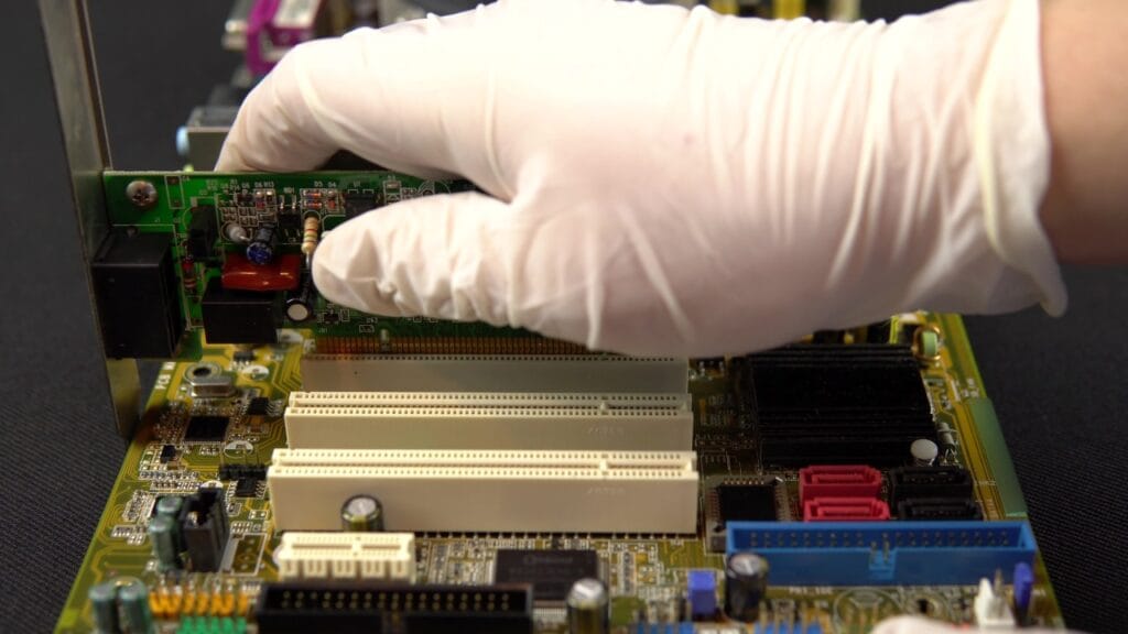 Instalare placă rețea PCIe de mână cu mănușă – tutorial pas cu pas pentru începători