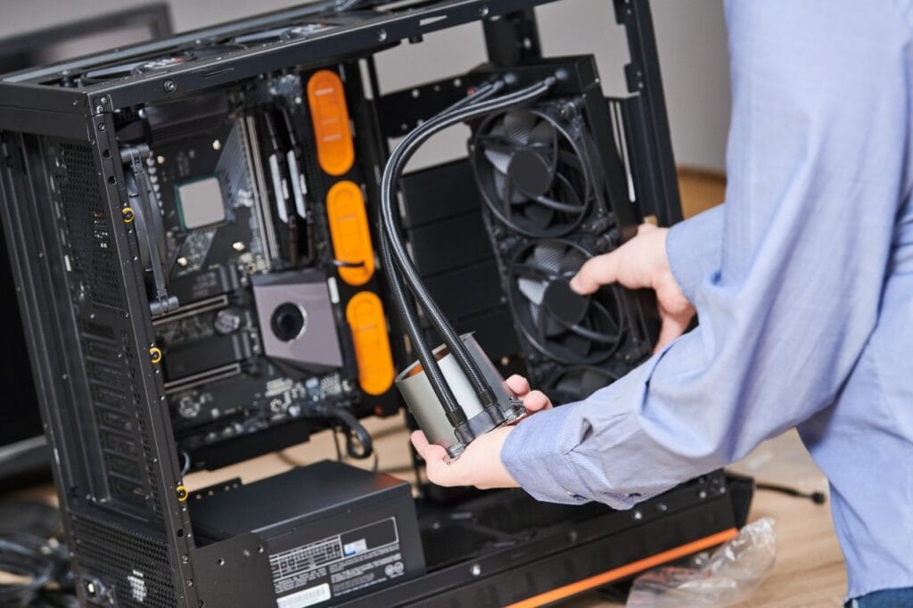 Instalarea pas cu pas a unui cooler cu lichid într-un PC de gaming Montaj sistem de răcire pe lichid, conectarea pompei la procesor și a radiatorului în carcasăMontaj sistem de răcire pe lichid, conectarea pompei la procesor și a radiatorului în carcasă