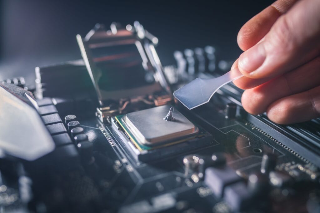 Ghid DIY: aplicarea pastei termoconductoare pe CPU Aplicație corectă a pastei termoconductoare pe procesor – pas important în montajul unui PC de gaming