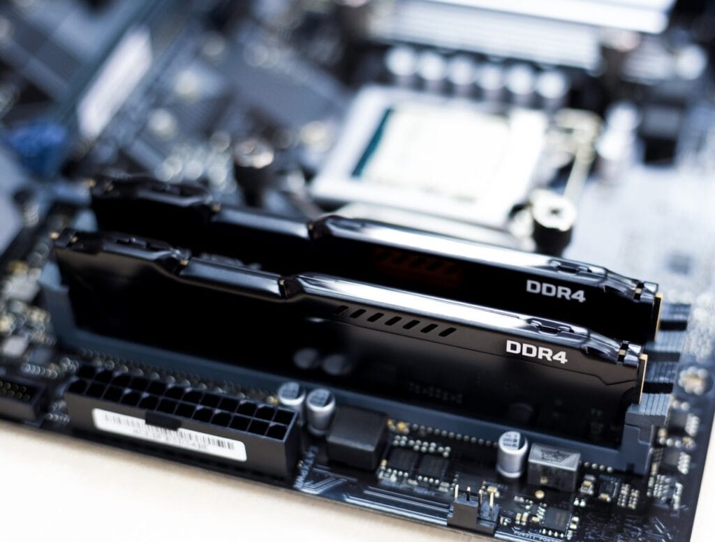 Mână instalând RAM – diferențe tehnice între DDR4 și DDR5 explicate vizual.