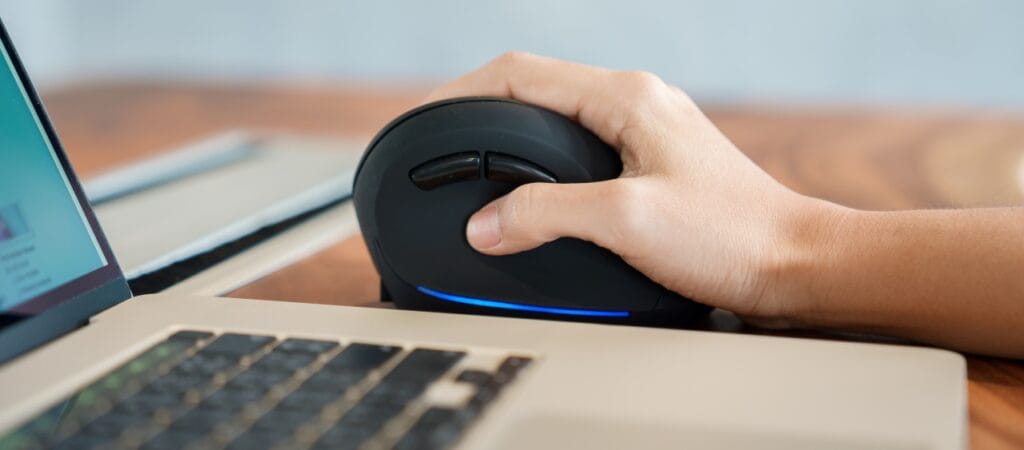 Utilizator lucrând cu mouse vertical ergonomic cu iluminare LED albastră
