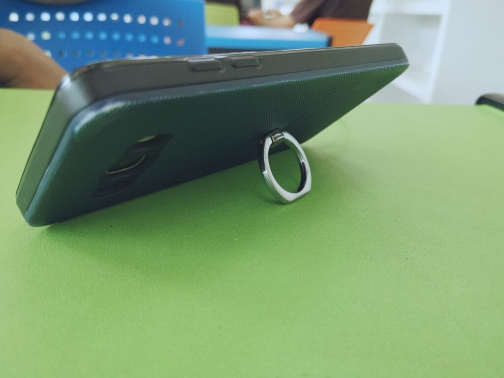Telefon mobil sprijinit pe un suport integrat de tip inel – husă practică pentru video și conferințe