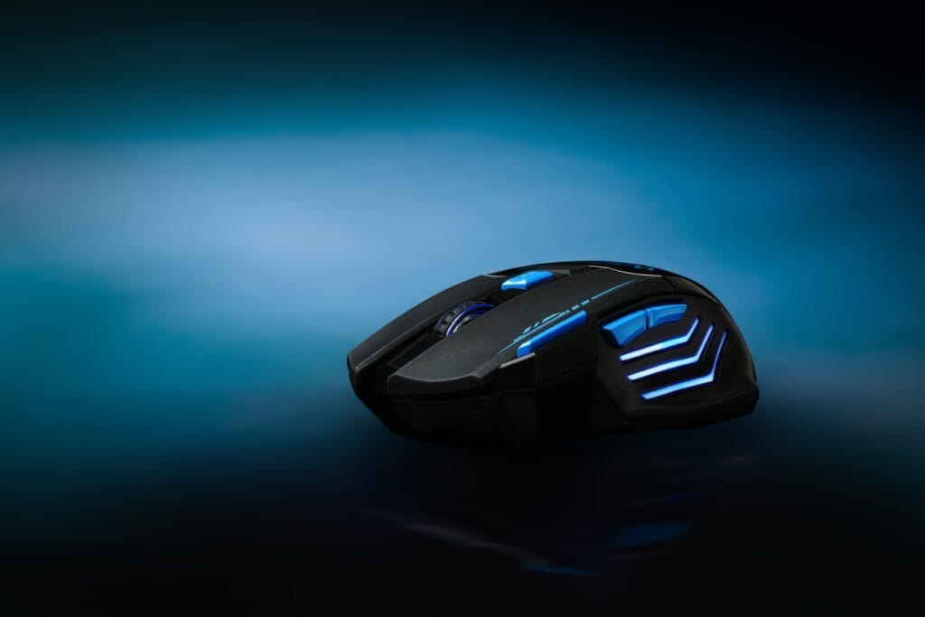Mouse de gaming cu iluminare RGB: mai mult decât un spectacol de lumini Mouse de gaming cu iluminare RGB albastră pe fundal întunecat, model futurist