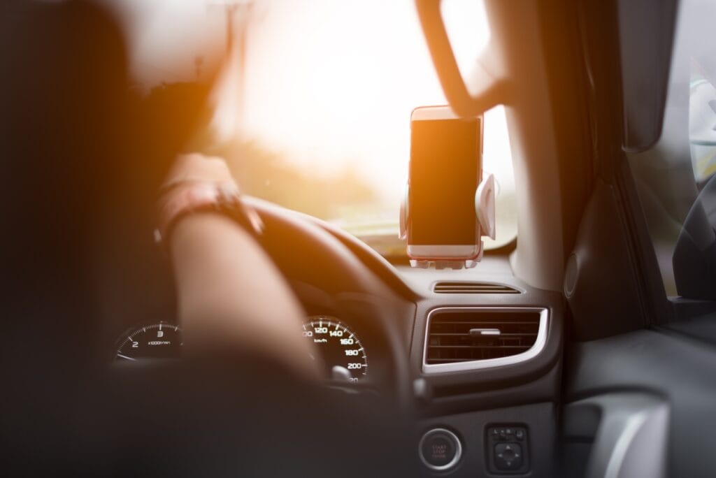 Căldura extremă și riscurile pentru suportul auto și telefon Telefon montat pe parbriz în suport auto, expus la temperaturi ridicate în timpul condusului vara