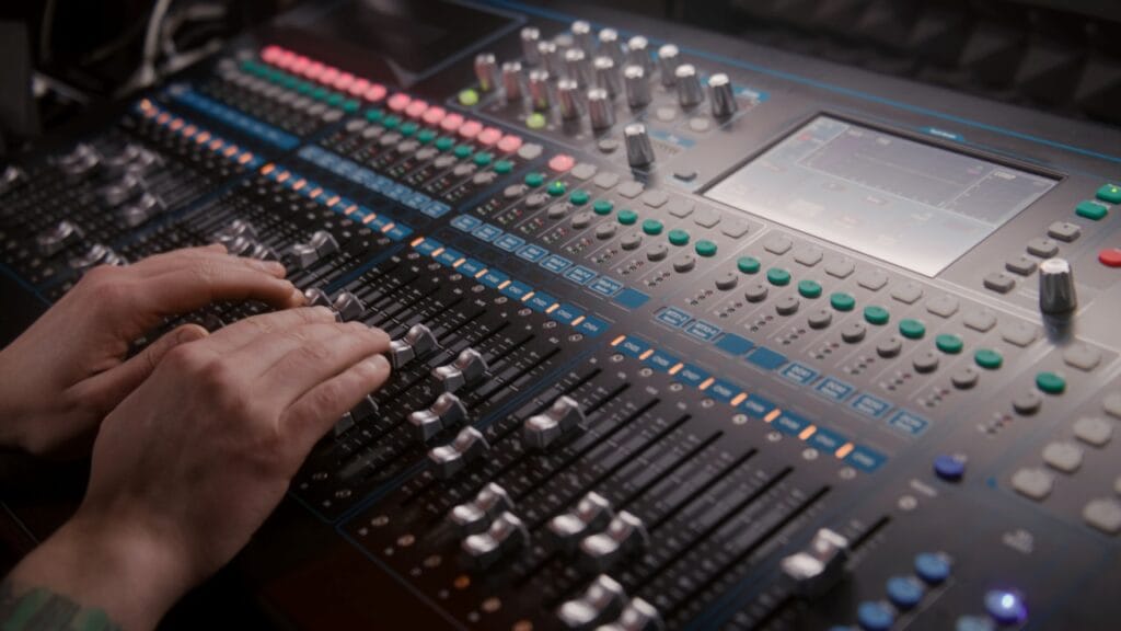 Mixer audio digital profesional cu multiple canale folosit pentru controlul surselor sonore în studio