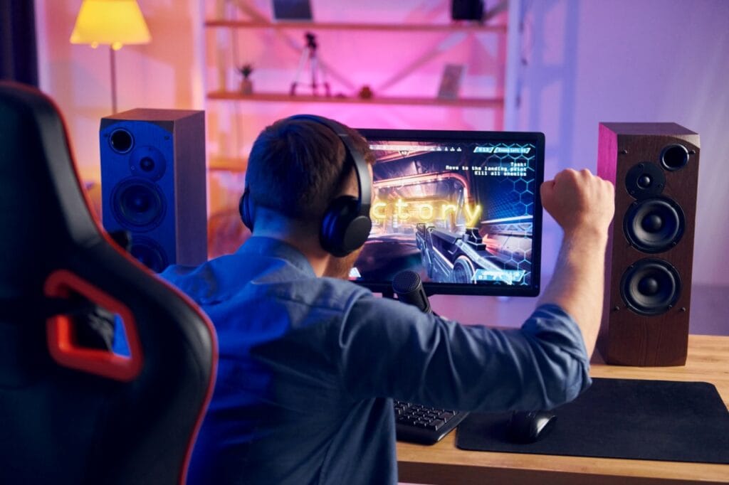 Puterea RMS face diferența în gamingul audio Gamer la birou folosind boxe puternice pentru PC cu RMS ridicat în sesiune intensă de joc