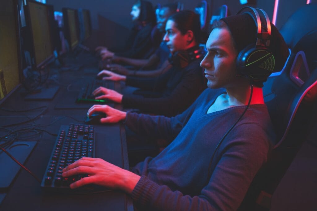 Concentrare totală: Cum sunetul surround schimbă regulile în jocurile competitive Gameri profesioniști în sală de eSports folosind căști cu sunet surround pentru jocuri competitive