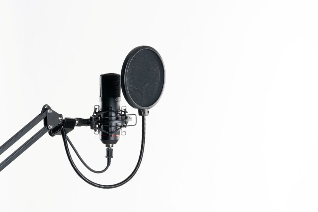 Microfon profesional cu filtru pop pe braț articulat – întreținere corectă pentru durabilitate sporită și calitate audio superioară