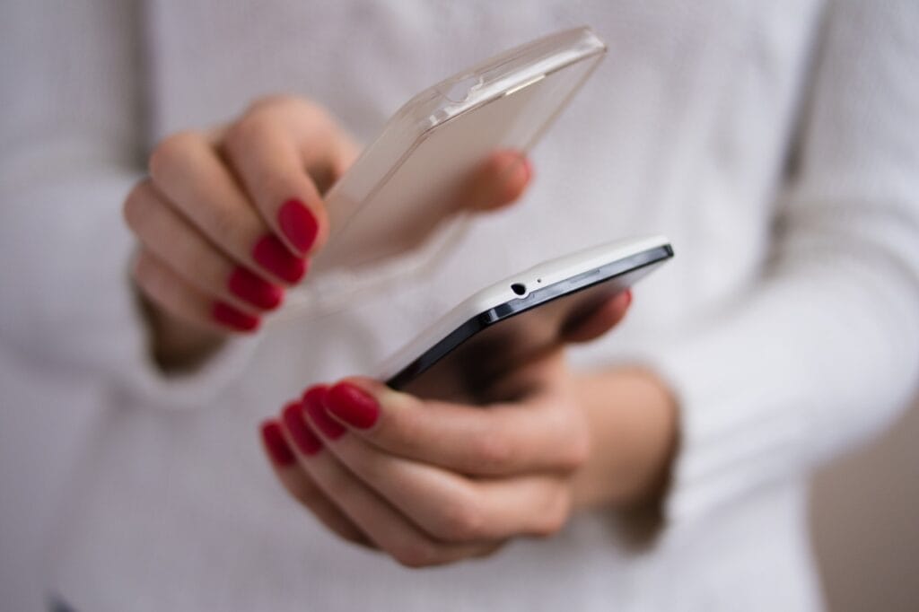 Montare husă telefon din silicon pe smartphone – protecție împotriva șocurilor și zgârieturilor