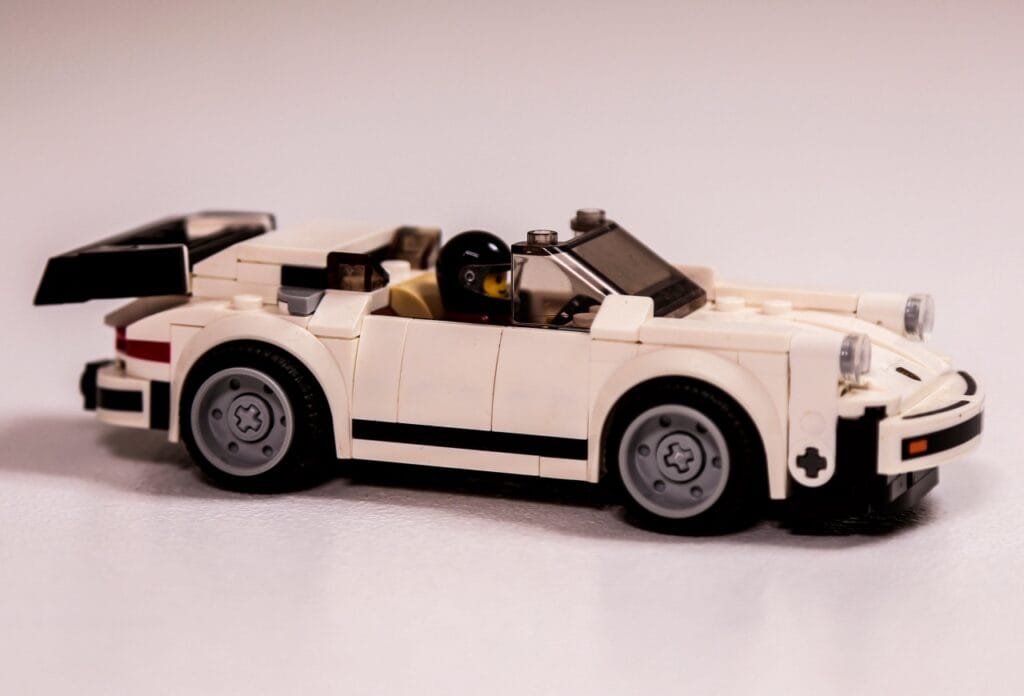 Idei de personalizare LEGO: transformă setul în creația ta unică Mașină sport LEGO personalizată cu minifigurină la volan, idee de customizare creativă pentru pasionați adulți