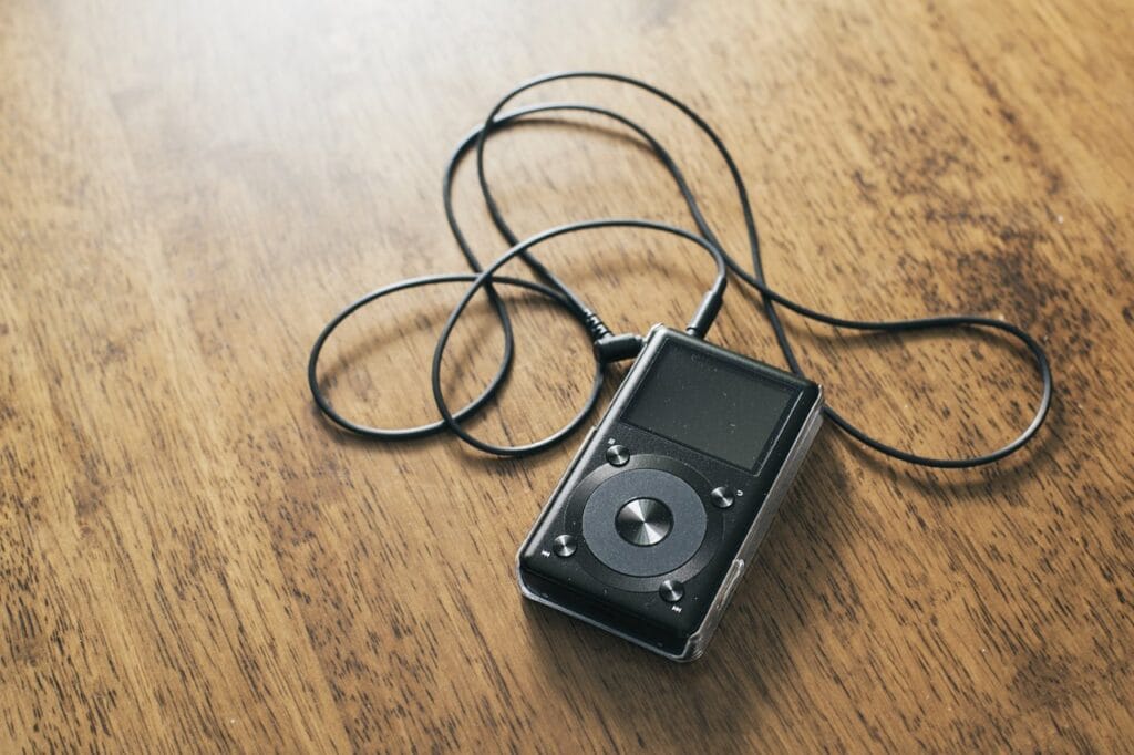 Imagine cu un player muzical retro, reprezentând necesitatea protejării fișierelor audio