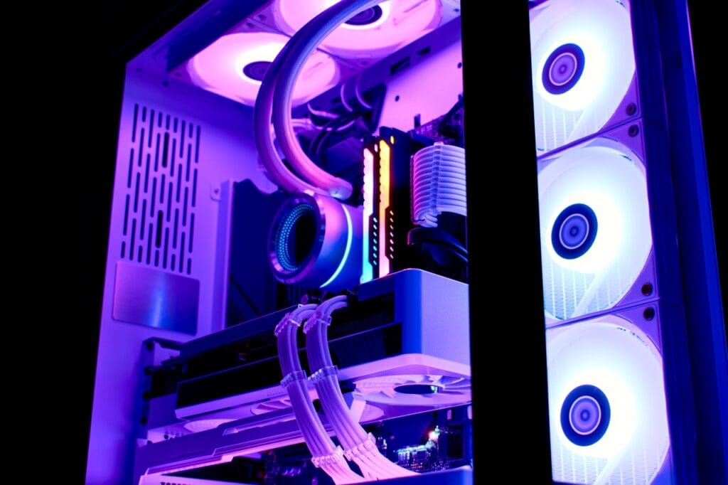 Răcirea cu lichid în PC-uri moderne: design și eficiență Setup de gaming cu cooler AIO, cabluri custom și iluminare sincronizată