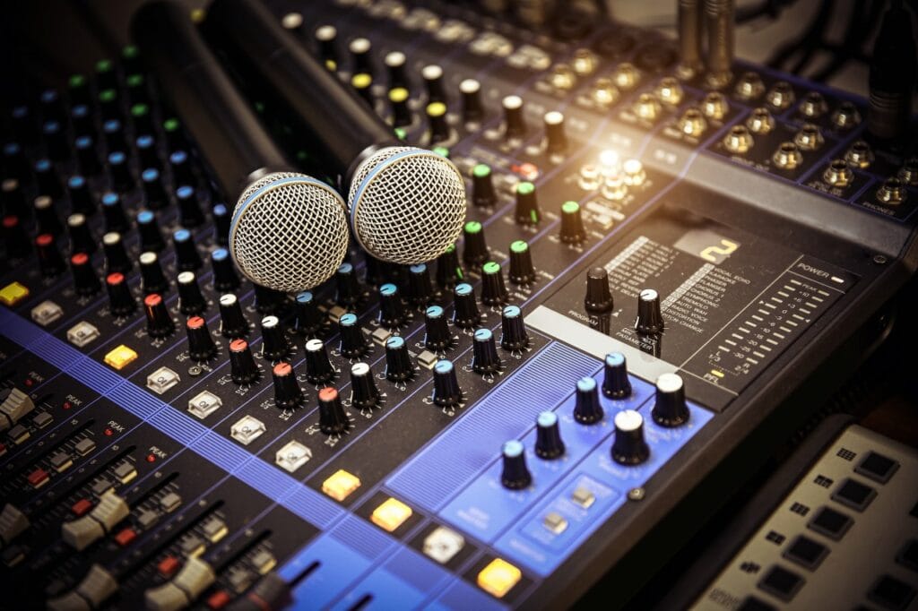ixer audio cu microfoane și efecte DSP integrate pentru procesarea digitală a sunetului în timp real