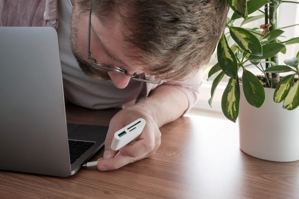 Conectare cititor de carduri USB-C la laptop pentru transferuri eficiente de fișiere media mari.