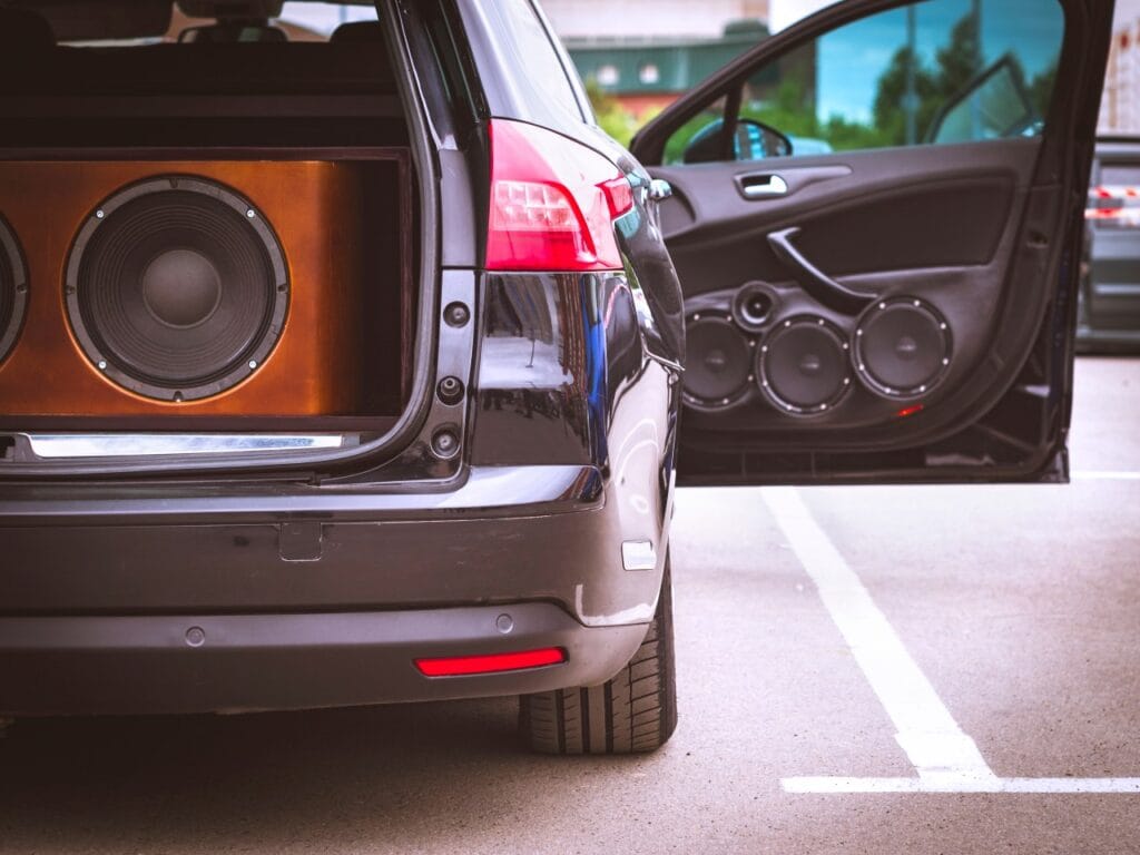 Bass personalizat sau plug-and-play? Ghid rapid pentru alegerea subwooferului Subwoofer auto pasiv montat în portbagaj, cu sistem audio performant